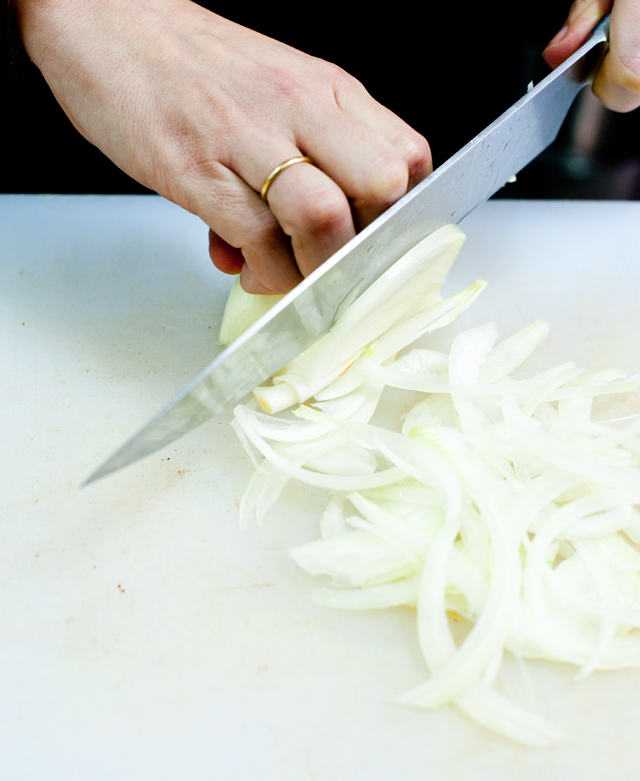 Cómo cortar una cebolla en juliana