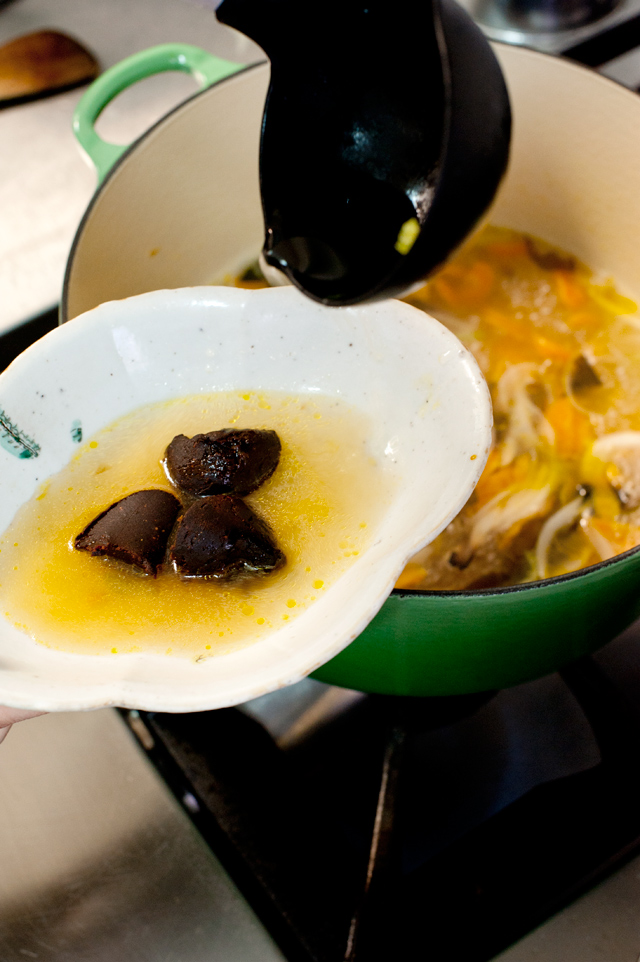 diluir el miso en un poco del caldo de la olla